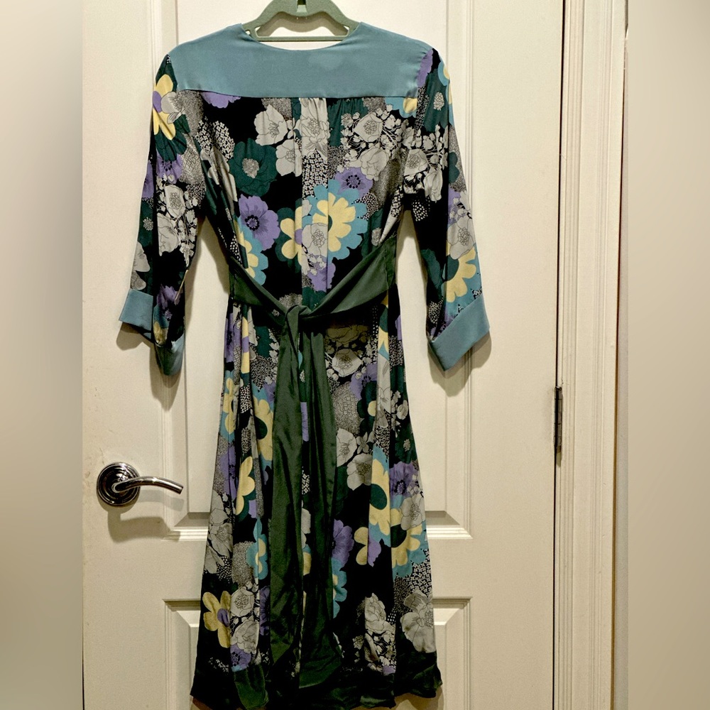 Slightly worn beautiful kimono dress. Flattering on most figure’s.